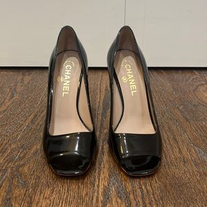 Size 37.5 eur (7 us) Chanel heels black and gold